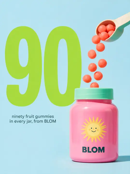 Poster voor fruitgummies met een grote 90 en vallende gummies